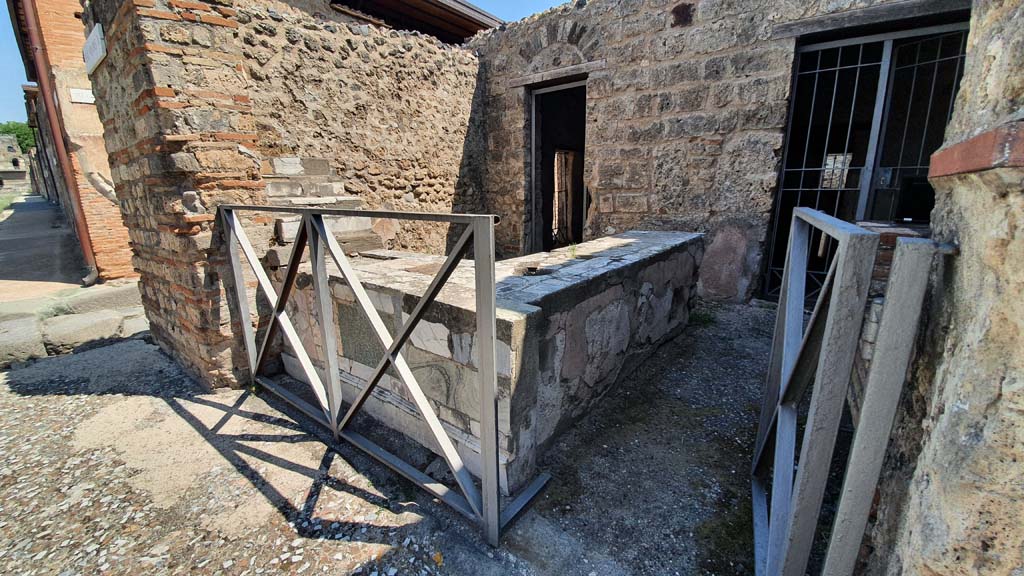 VI.10.1 Pompeii. July 2021. 
Looking north-east from entrance doorway across counter in bar-room towards doorways to rear rooms.
Foto Annette Haug, ERC Grant 681269 DÉCOR.
