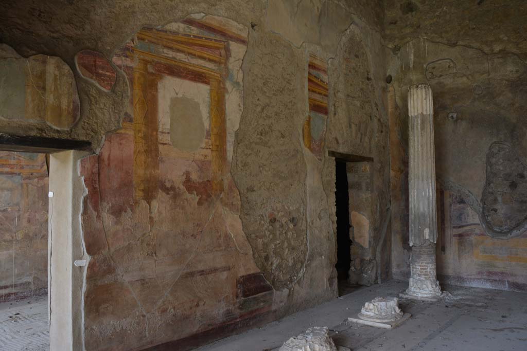 VI.11.10 Pompeii. October 2017.
Room 43, looking north along west wall with doorway from room 42, on left, and into room 44, on right.
Foto Annette Haug, ERC Grant 681269 DÉCOR