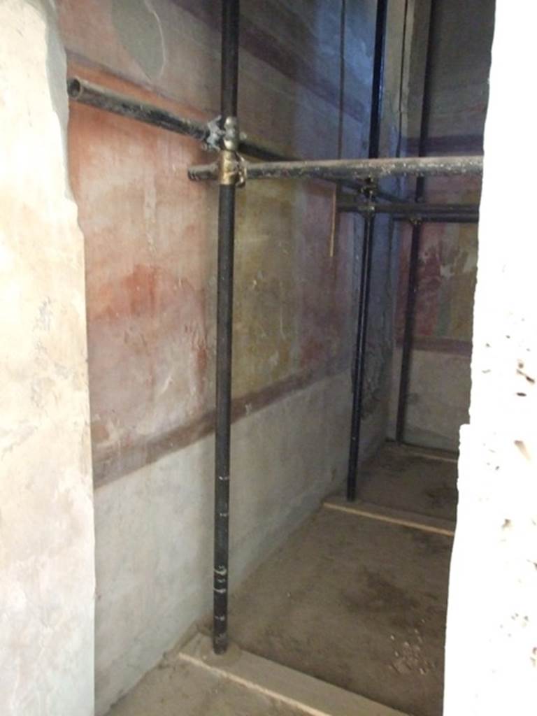 VI.11.10 Pompeii. December 2007. Doorway to room 44, small room on west side of room 43.