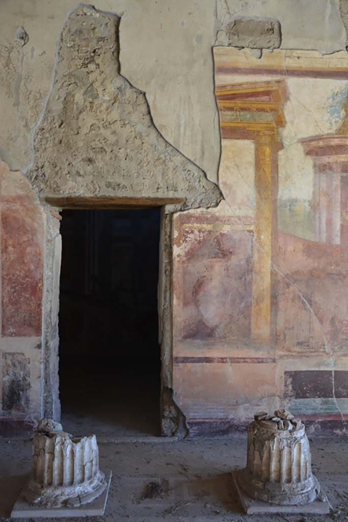 VI.11.10 Pompeii. November 2017.
Room 43, painted decoration on east wall near doorway to room 45.
Foto Annette Haug, ERC Grant 681269 DÉCOR
