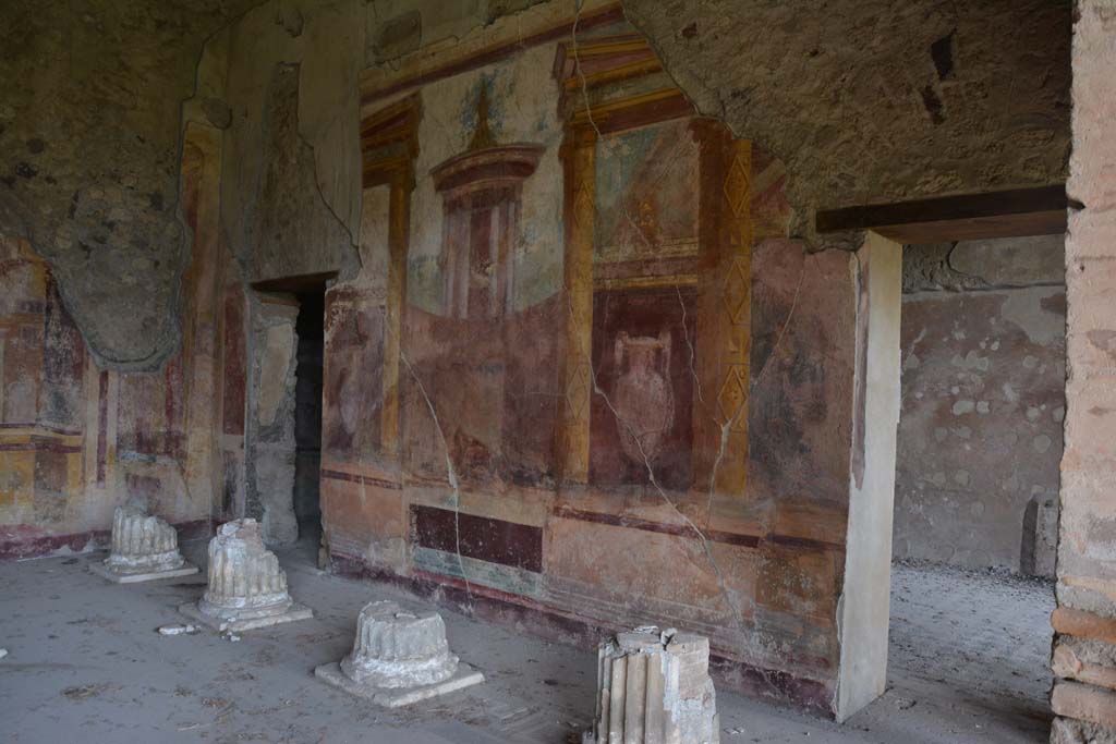 VI.11.10 Pompeii. October 2017. Room 43, looking north along east wall.
The doorway to room 45, is on the left, the doorway into room 46, on the right.
Foto Annette Haug, ERC Grant 681269 DÉCOR