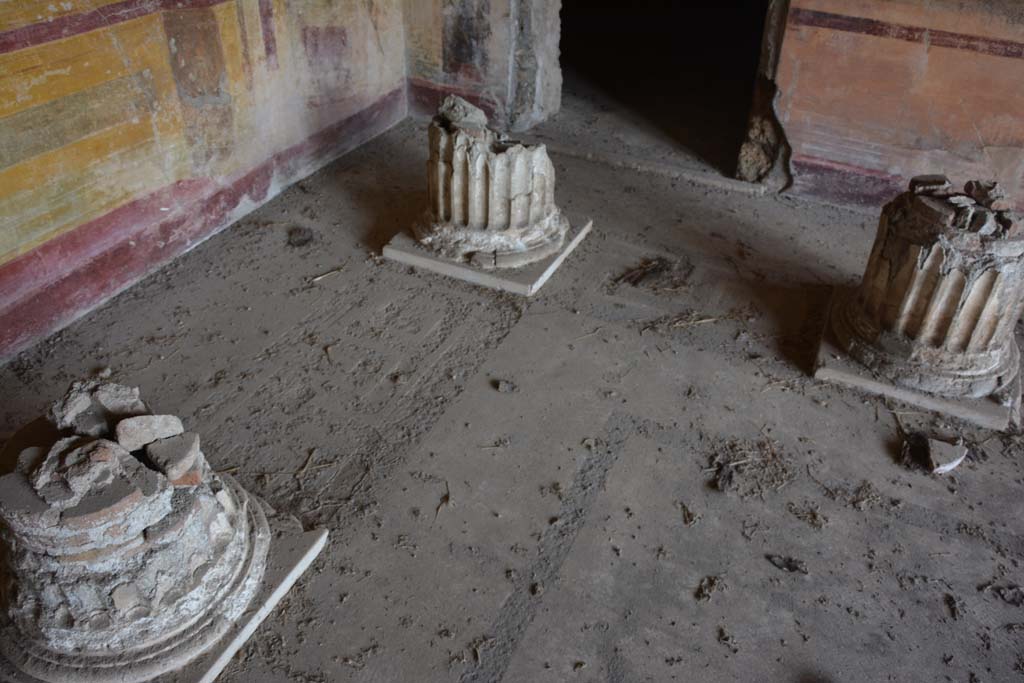 VI.11.10 Pompeii. October 2017. Room 43, remaining columns and flooring in north-east corner.
Foto Annette Haug, ERC Grant 681269 DÉCOR