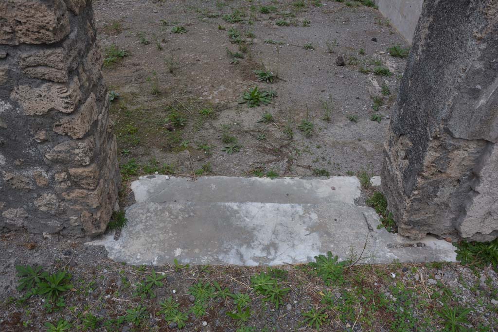 VI.11.10 Pompeii. October 2017. Room 35, doorway threshold from atrium.
Foto Annette Haug, ERC Grant 681269 DÉCOR