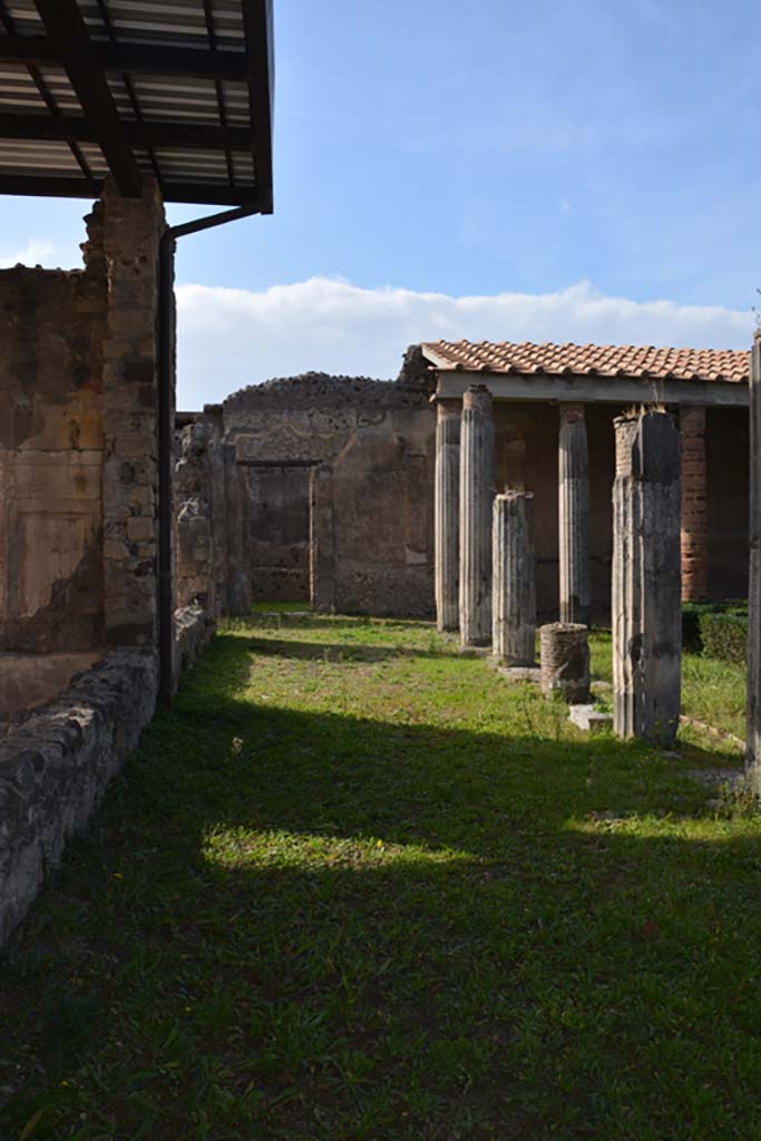 VI.11.10 Pompeii. October 2017.
Peristyle 36, looking west along south portico, from rear of tablinum 33.
Foto Annette Haug, ERC Grant 681269 DÉCOR