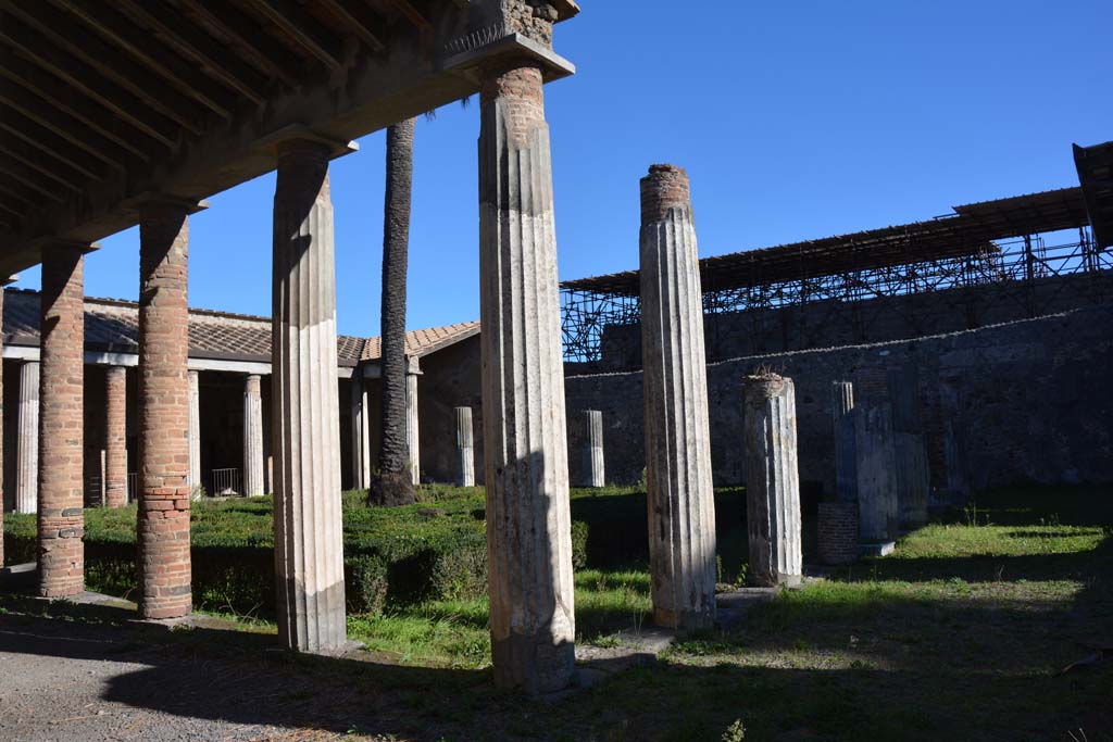VI.11.10 Pompeii. October 2017. Peristyle 36, looking north-east from south-west portico.
Foto Annette Haug, ERC Grant 681269 DÉCOR