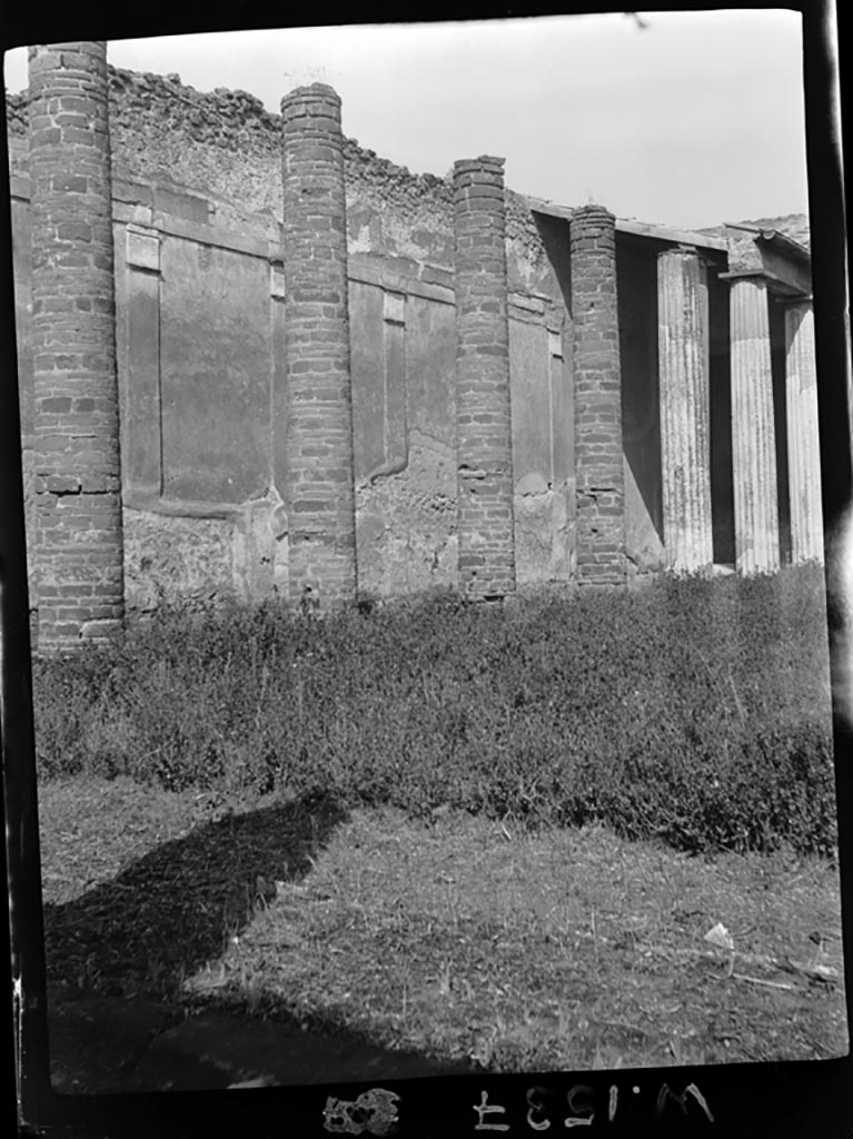 VI.11.10 Pompeii. W.1537. Looking north along the west portico of the peristyle 36.
Photo by Tatiana Warscher. Photo © Deutsches Archäologisches Institut, Abteilung Rom, Arkiv.
