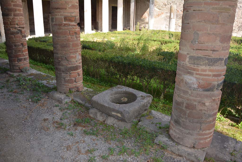 VI.11.10 Pompeii. October 2017. Peristyle 36, cistern mouth in west portico, looking north-east.
Foto Annette Haug, ERC Grant 681269 DÉCOR