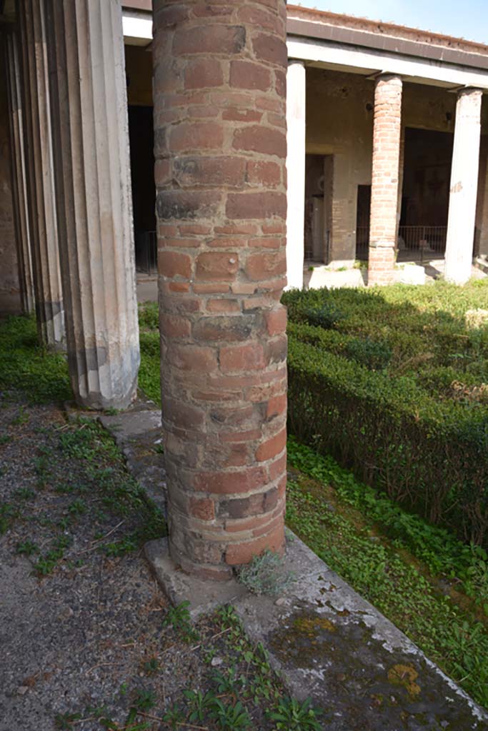 VI.11.10 Pompeii. October 2017. Peristyle 36, west portico.
Foto Annette Haug, ERC Grant 681269 DÉCOR