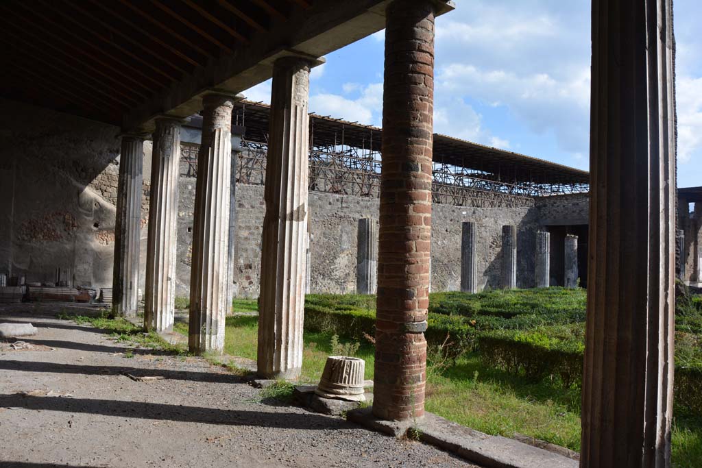 VI.11.10 Pompeii. October 2017. Peristyle 36, looking east along north portico, with puteal in position.
Foto Annette Haug, ERC Grant 681269 DÉCOR