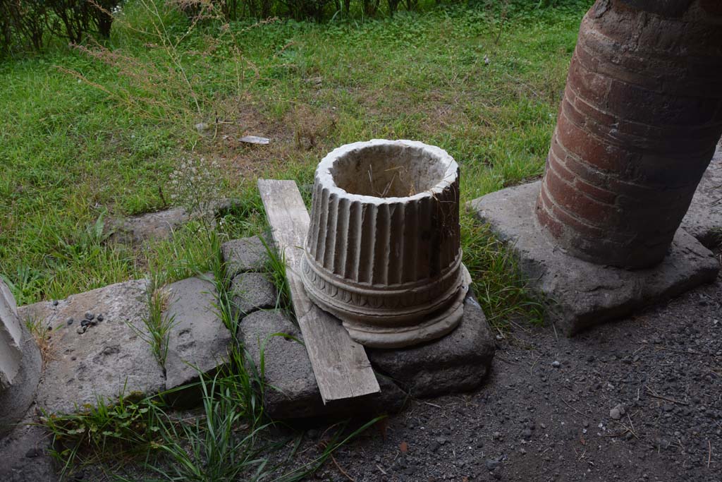 VI.11.10 Pompeii. October 2017. Peristyle 36, puteal and cistern mouth on north portico, looking south.
Foto Annette Haug, ERC Grant 681269 DÉCOR