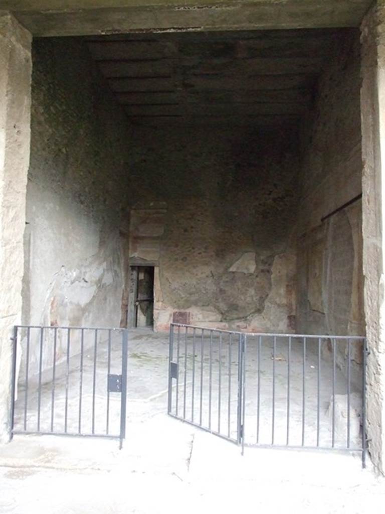 VI.11.10 House of the Labyrinth.  Casa del Labirinto.  December 2006.   Room 40.  Exedra on North side of the peristyle.