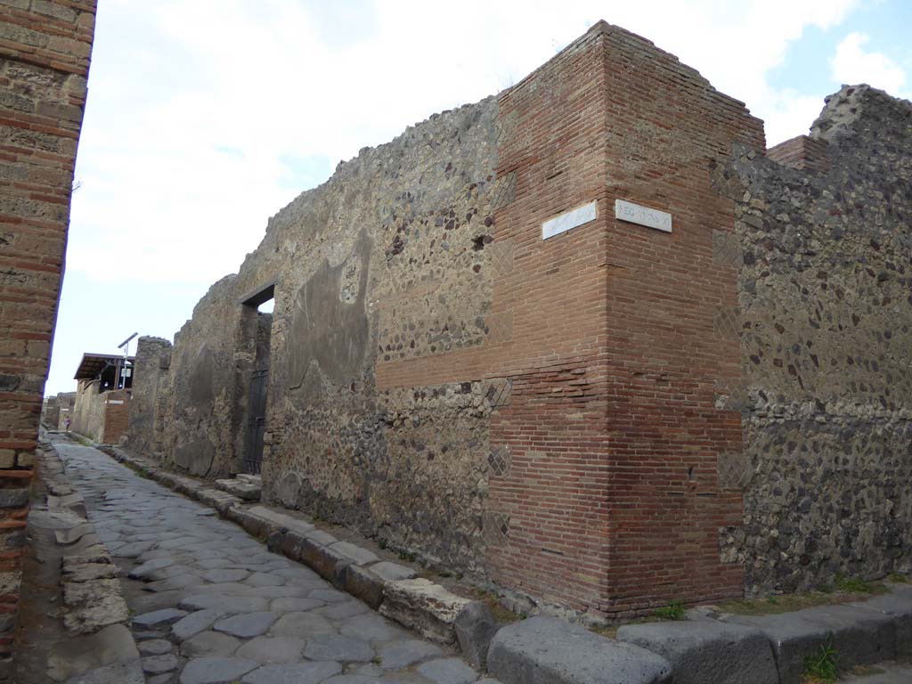 Vicolo di Mercurio, north side, Pompeii. September 2017.
Looking west along front facade of VI.11, from junction with Vicolo del Labirinto, on right.
Foto Annette Haug, ERC Grant 681269 DÉCOR