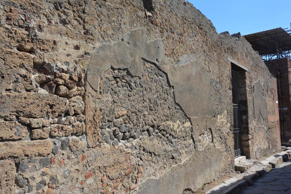 VI.11.10 Pompeii. July 2017.
Looking east along front façade towards entrance doorway, and junction with Vicolo del Labirinto, on right.
Foto Annette Haug, ERC Grant 681269 DÉCOR