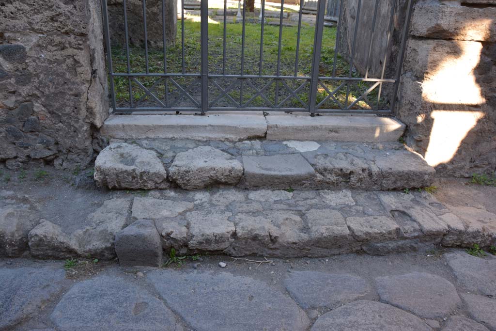 VI.11.10 Pompeii. November 2017. Detail of steps and pavement at entrance doorway on north side of Vicolo di Mercurio.
Foto Annette Haug, ERC Grant 681269 DÉCOR