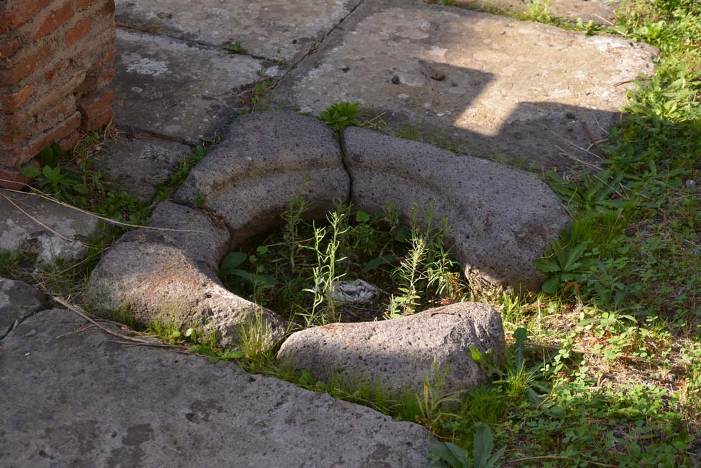 VI.11.10 Pompeii. October 2017. Cistern mouth on north side of impluvium in atrium, looking west.
Foto Annette Haug, ERC Grant 681269 DÉCOR