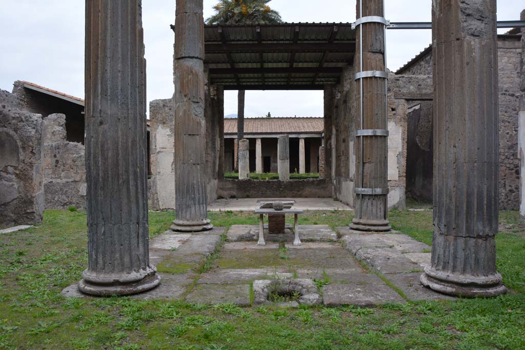VI.11.10 Pompeii. October 2017. Looking north towards impluvium in atrium, and across to tablinum and through to peristyle.
Foto Annette Haug, ERC Grant 681269 DÉCOR