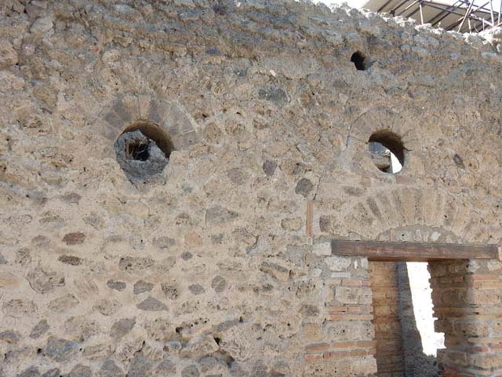 VI.12.2 Pompeii. May 2015. Rear north wall of second (rear) peristyle, with two circular windows.  Photo courtesy of Buzz Ferebee.
