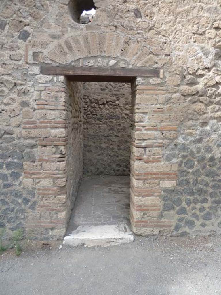 VI.12.2 Pompeii. September 2015. Doorway to room in north-east corner of rear peristyle.
