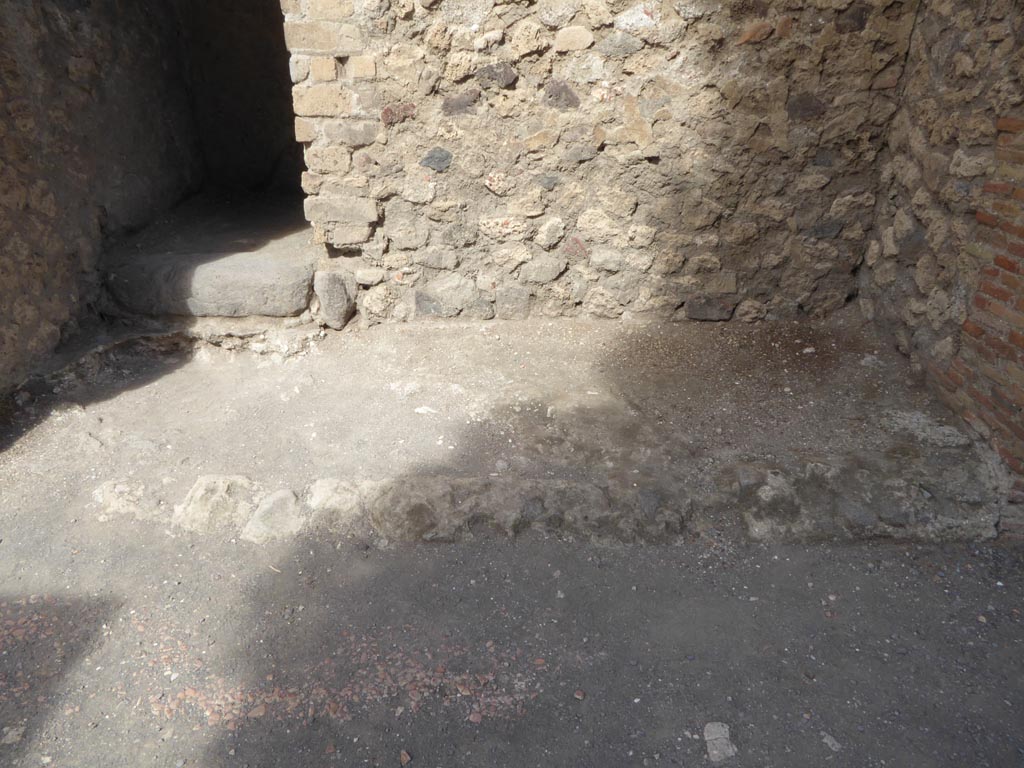 VI.12.2 Pompeii. September 2015. Looking north to small area outside of doorway. 
Foto Annette Haug, ERC Grant 681269 DÉCOR.
