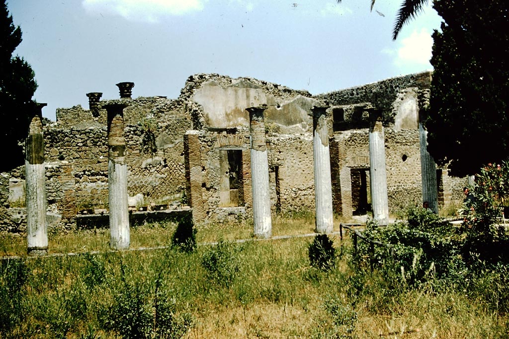 VI.12.2 Pompeii. 1957. Looking north-east across rear peristyle towards north portico. Photo by Stanley A. Jashemski.
Source: The Wilhelmina and Stanley A. Jashemski archive in the University of Maryland Library, Special Collections (See collection page) and made available under the Creative Commons Attribution-Non-Commercial License v.4. See Licence and use details.
J57f0132