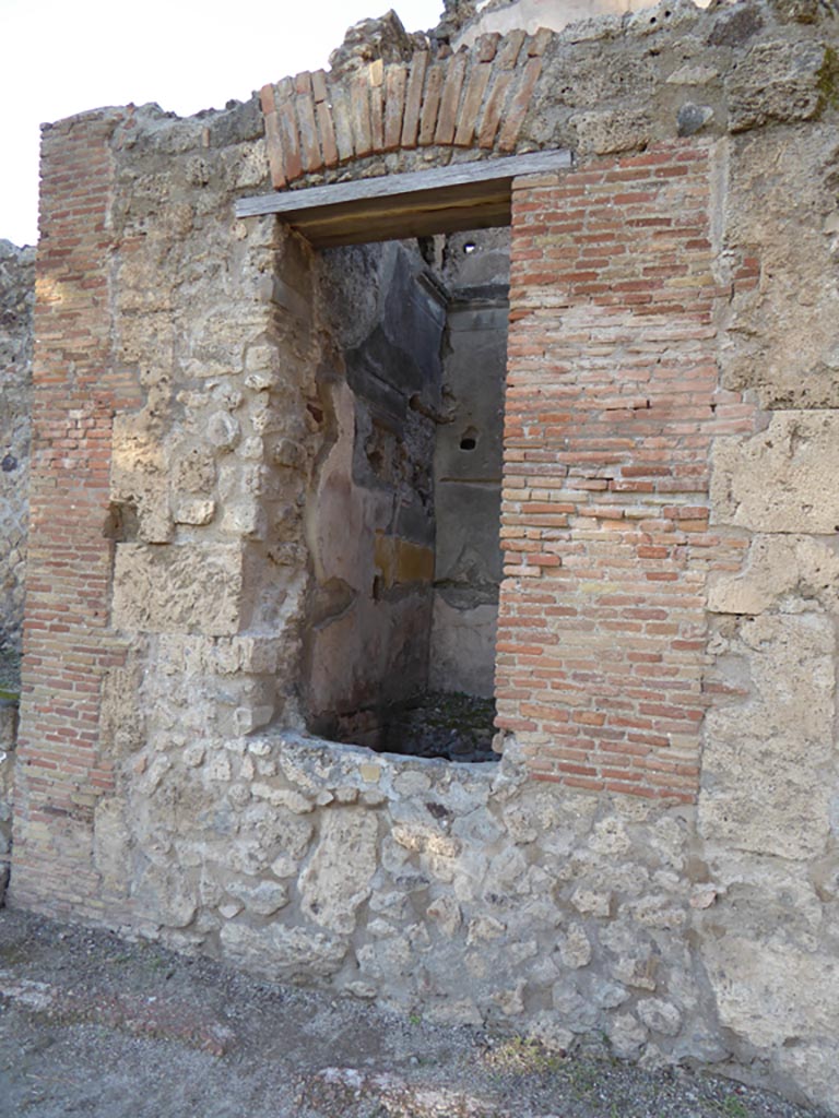 VI.12.2 Pompeii. January 2017. Looking into small room in north wall of north portico of rear peristyle.
Foto Annette Haug, ERC Grant 681269 DÉCOR.