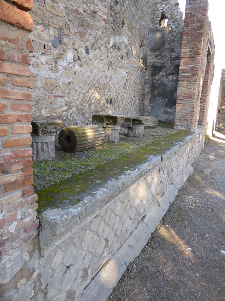 VI.12.2 Pompeii. January 2017. Looking east along north wall of rear peristyle.
Foto Annette Haug, ERC Grant 681269 DÉCOR.