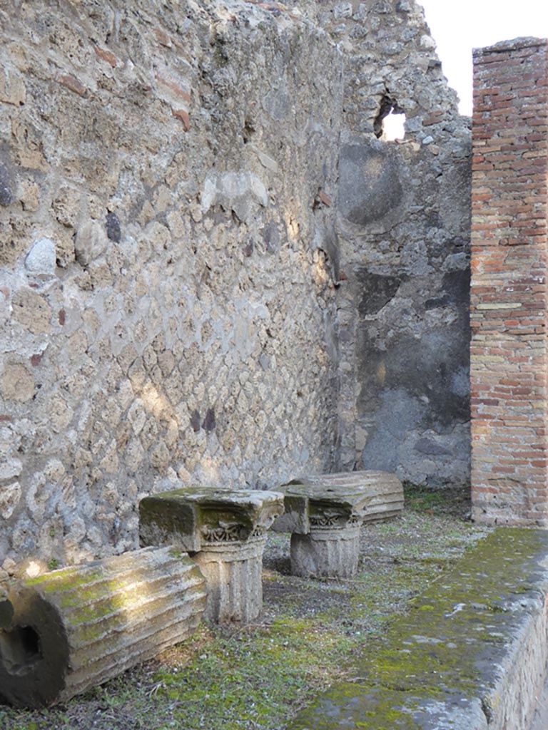 VI.12.2 Pompeii. January 2017.
Looking east along north wall of rear peristyle, detail of columns and capitals.
Foto Annette Haug, ERC Grant 681269 DÉCOR.