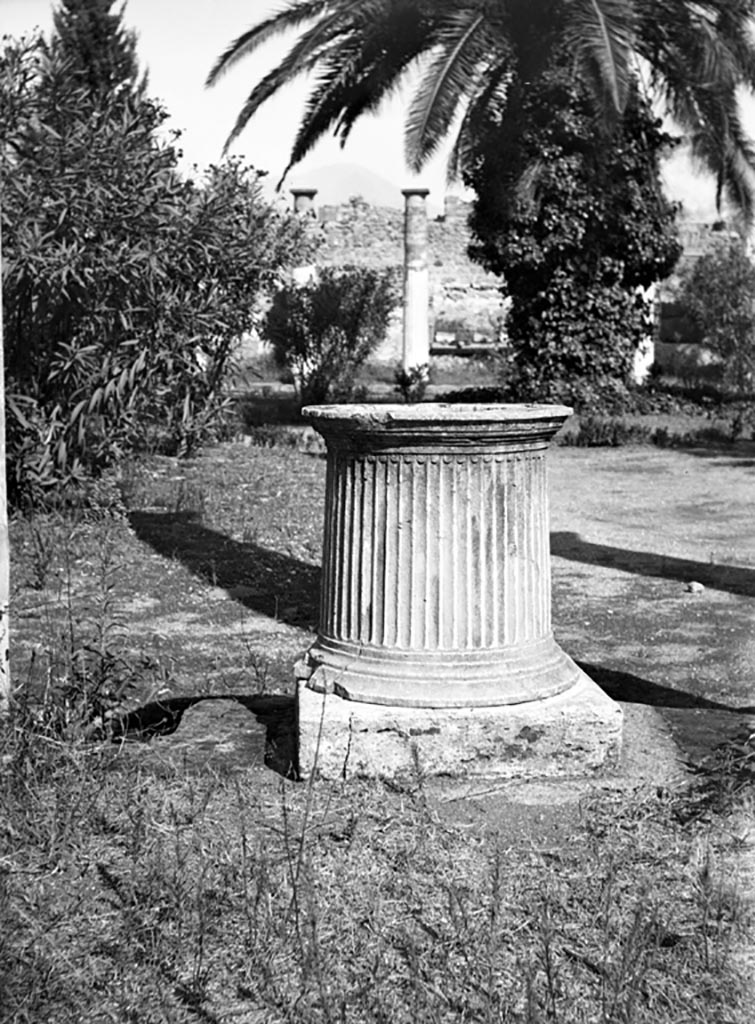 VI.12.2 Pompeii. W.1144. Puteal in second peristyle
Photo by Tatiana Warscher. Photo © Deutsches Archäologisches Institut, Abteilung Rom, Arkiv.