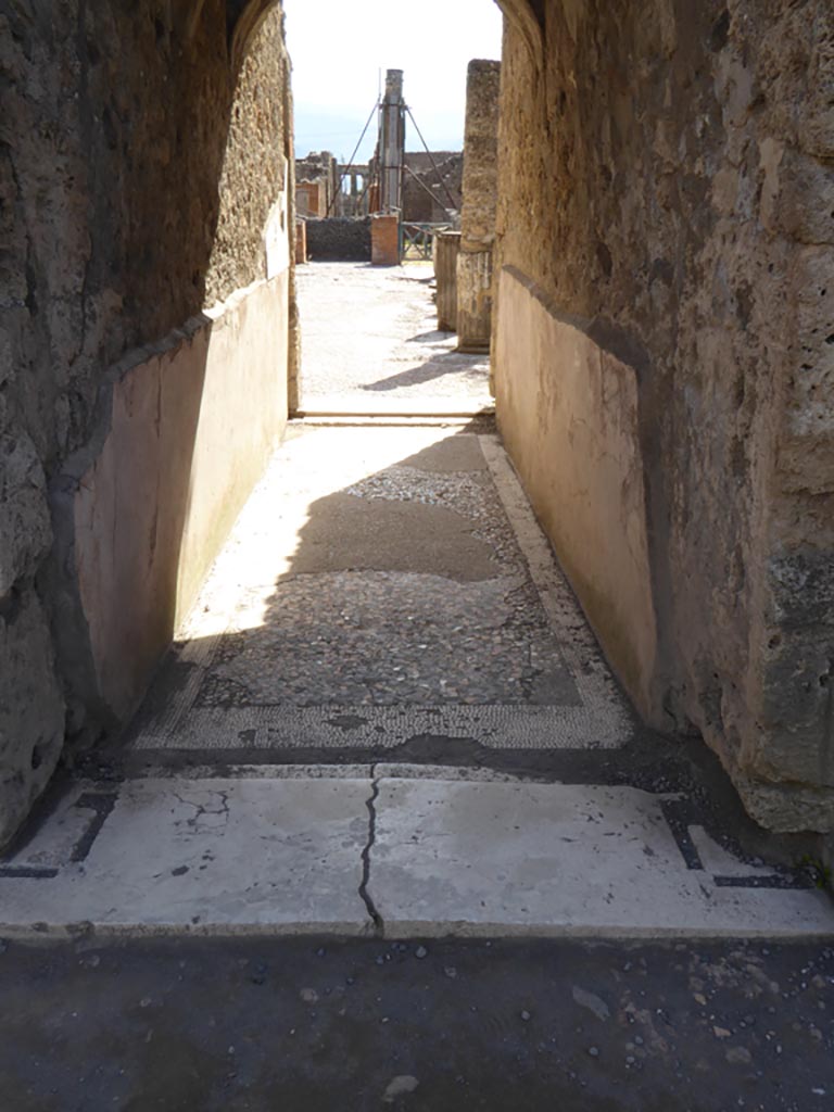 VI.12.2 Pompeii. September 2015.
Corridor, on east side of oecus/triclinium, looking south to middle (first) peristyle.
Foto Annette Haug, ERC Grant 681269 DÉCOR