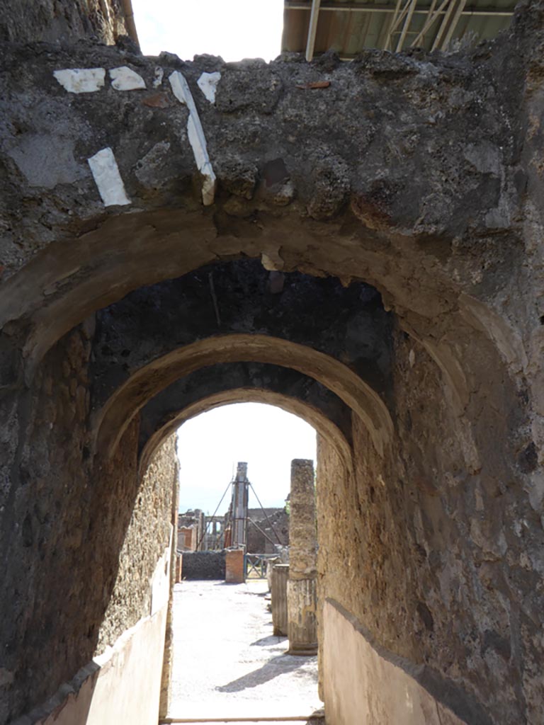 VI.12.2 Pompeii. September 2015.
Upper corridor, on east side of oecus/triclinium, looking south to middle peristyle.
Foto Annette Haug, ERC Grant 681269 DÉCOR.