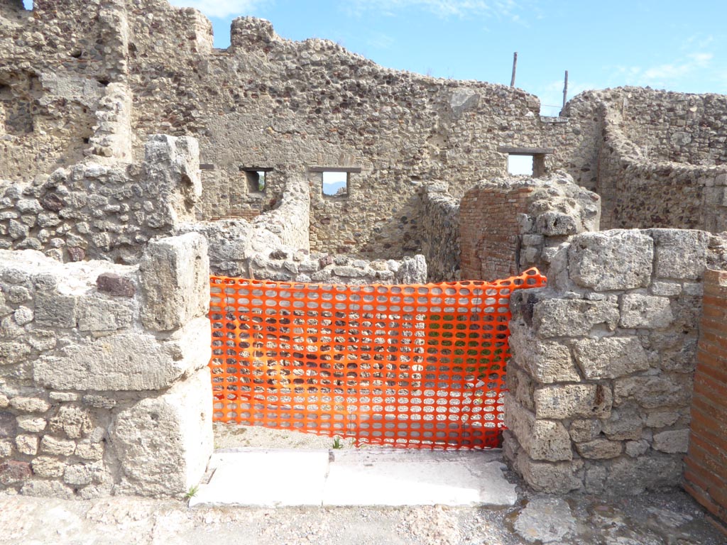 VI.12.2 Pompeii. September 2015. Doorway to Corridor 19, from south-east corner of Middle Peristyle.
Foto Annette Haug, ERC Grant 681269 DÉCOR.