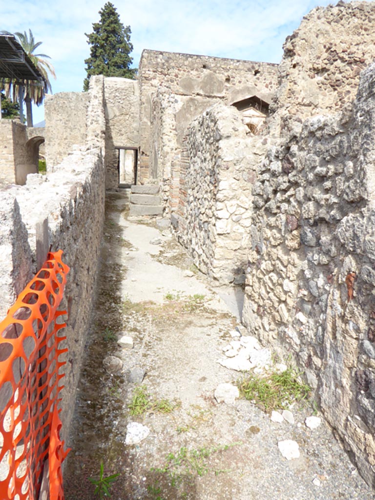 VI.12.2 Pompeii. September 2015. Looking north along Corridor 19.
Foto Annette Haug, ERC Grant 681269 DÉCOR.