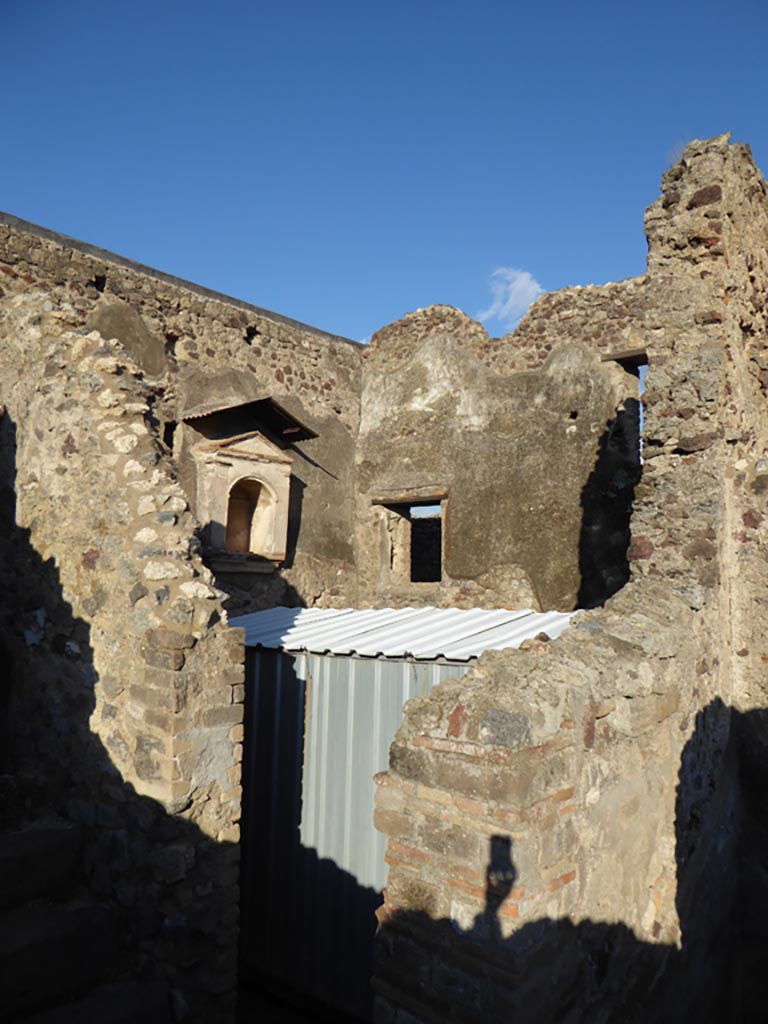 VI.12.2 Pompeii. January 2017. Doorway into kitchen, on east side of corridor leading to rear peristyle.
Foto Annette Haug, ERC Grant 681269 DÉCOR.