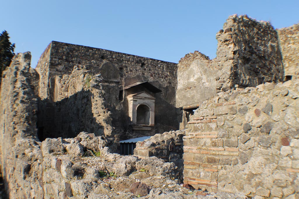 VI.12.2 Pompeii. March 2014. Looking towards north wall and north-east corner of kitchen, across Corridor 19.
Foto Annette Haug, ERC Grant 681269 DÉCOR.