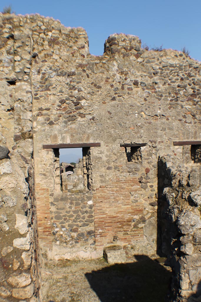VI.12.2 Pompeii. March 2014.
Looking east into latrine, third room on east side from north end in Corridor 19.
Foto Annette Haug, ERC Grant 681269 DÉCOR.
(PPM – room 21)