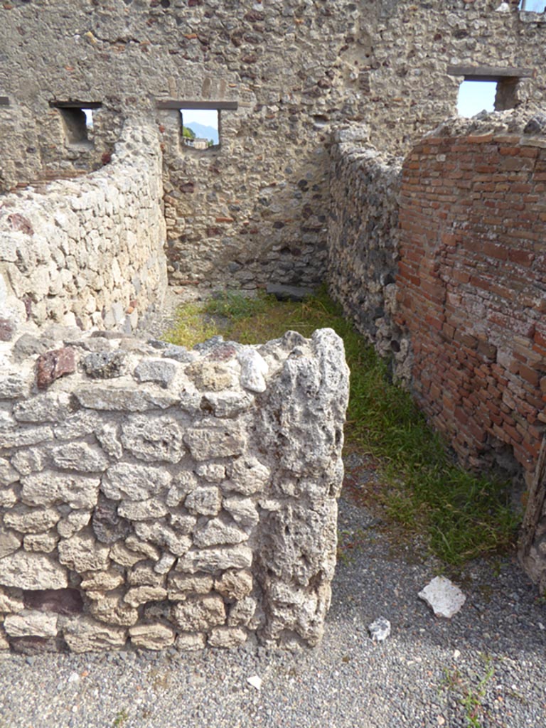 VI.12.2 Pompeii. September 2015.
Looking east through doorway into fourth room from north end of Corridor 19.
Foto Annette Haug, ERC Grant 681269 DÉCOR.