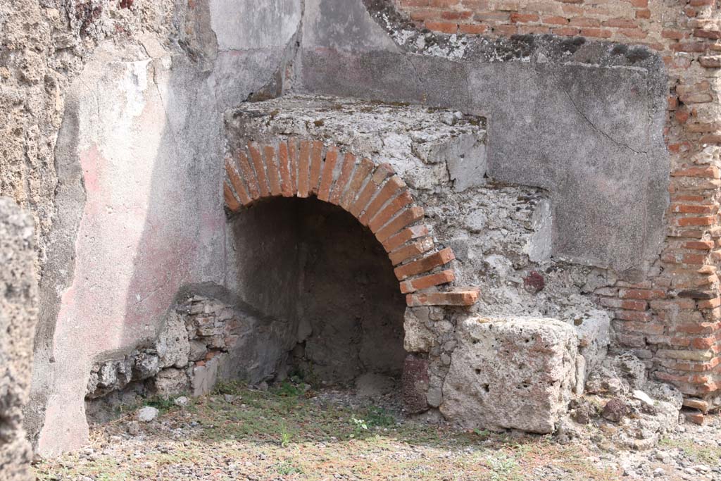 VI.12.2 Pompeii. September 2021.
Room 17 at south end of corridor on east side, looking towards south-east corner with steps. Photo courtesy of Klaus Heese.