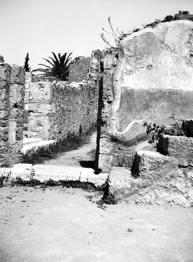 VI.12.2 Pompeii. W.1132.
Looking north towards doorway to corridor, in room at south end of corridor on east side.
On the left in the corridor is a doorway leading to the south-east corner of the first or middle peristyle.
Photo by Tatiana Warscher. Photo © Deutsches Archäologisches Institut, Abteilung Rom, Arkiv.