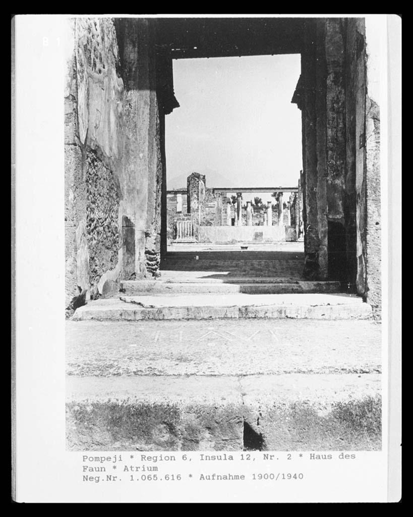 VI.12.2 Pompeii. 1895-1920? Entrance and vestibule, looking north to atrium.
Photo © Bildarchiv Foto Marburg / Foto: unbekannt; Aufn.-Datum: um 1895/1920? Aufnahme-Nr. 1.065.616 (Vorschaubild).