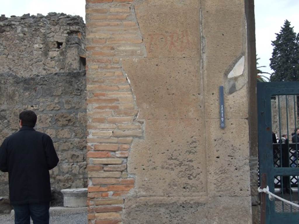 VI.12.2 Pompeii. December 2007. Red painted graffiti to left of entrance. According to Varone and Stefani, many graffiti were found on this side of the doorway. The only one still partly readable, being CIL IV 2886. See Varone, A. and Stefani, G., 2009. Titulorum Pictorum Pompeianorum, Rome: L’erma di Bretschneider, (p.322-328)
According to Epigraphik-Datenbank Clauss/Slaby (See www.manfredclauss.de), CIL IV 2886 read as –
[M(arcum) Ar]torium I[Iv(irum)] v(irum) [b(onum)]      [CIL IV 2886]
