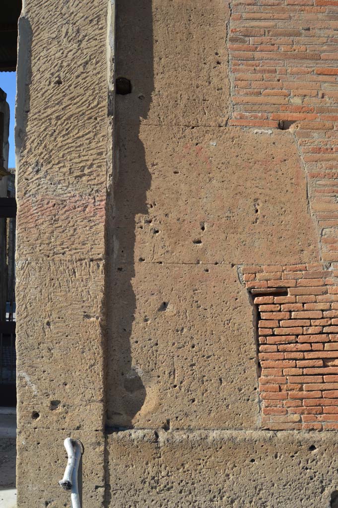 VI.12.2 Pompeii. March 2019. Detail from pilaster on east (right) side of entrance doorway.
Foto Taylor Lauritsen, ERC Grant 681269 DÉCOR