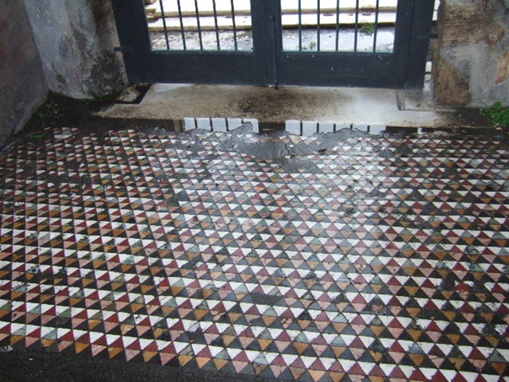 VI.12.2 Pompeii. December 2005. Entrance Fauces floor, made of small triangular pieces of marble and slate – red, yellow, green, white and black.
