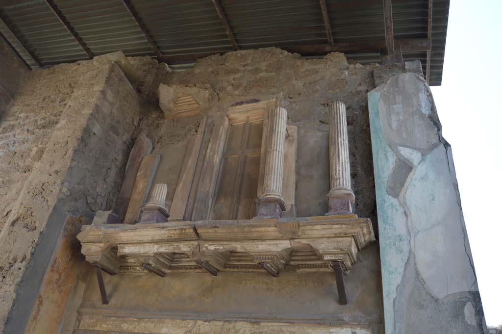 VI.12.2 Pompeii. October 2017.
Entrance fauces/corridor, upper west wall with shelf and façade with small columns and a false door.
Foto Taylor Lauritsen, ERC Grant 681269 DÉCOR.