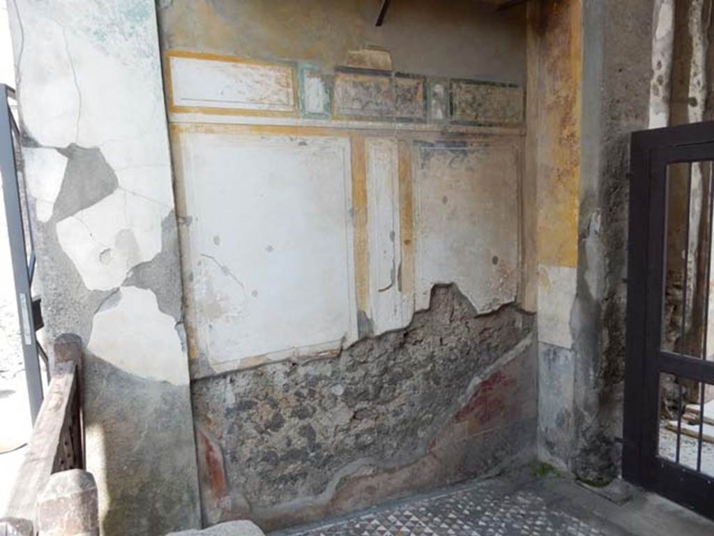 VI.12.2 Pompeii. May 2015. Entrance fauces, lower east wall.
Photo courtesy of Buzz Ferebee.