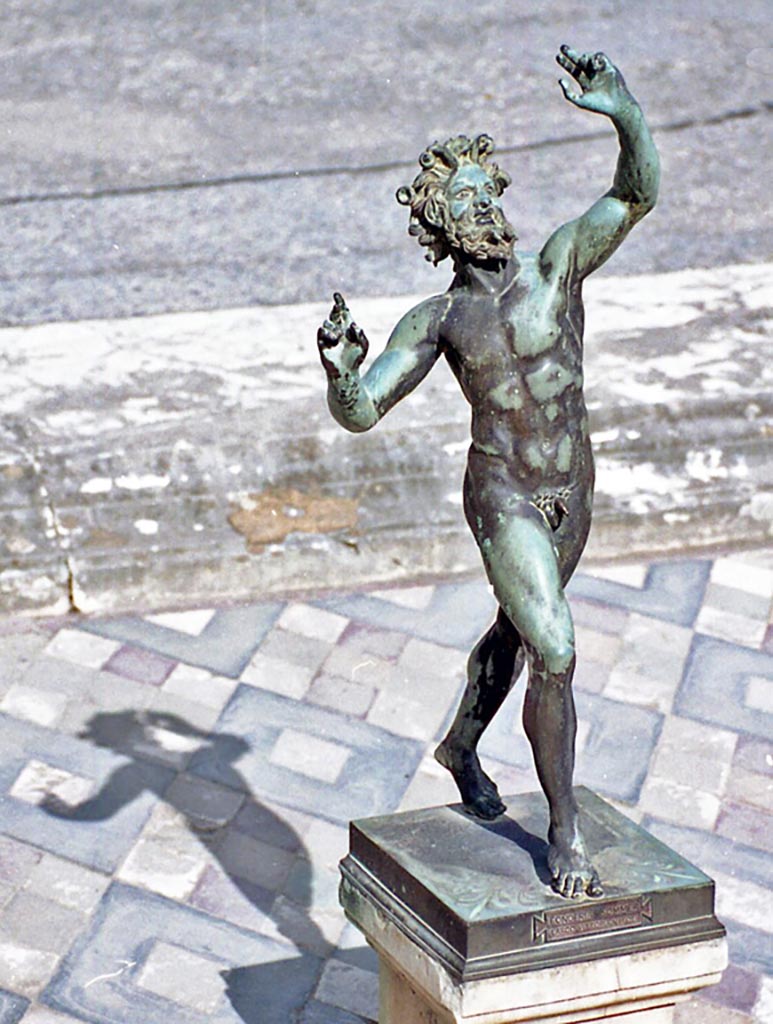 VI.12.2 Pompeii. October 2001.
Detail of reproduction dancing faun in impluvium in atrium. Photo courtesy of Peter Woods.