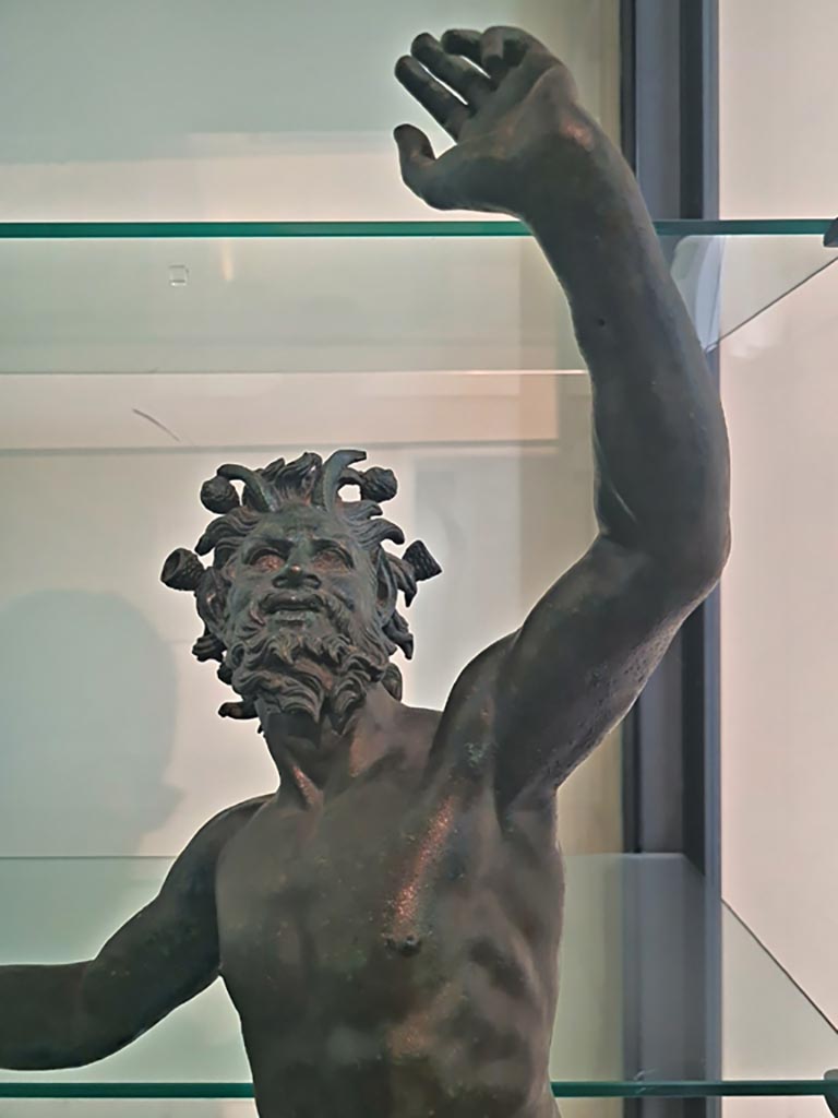 VI.12.2 Pompeii. September 2024.
Detail of original bronze statuette of dancing faun/satyr, in Naples Archaeological Museum, inv.no. 5002.
Photo courtesy of Giuseppe Ciaramella.