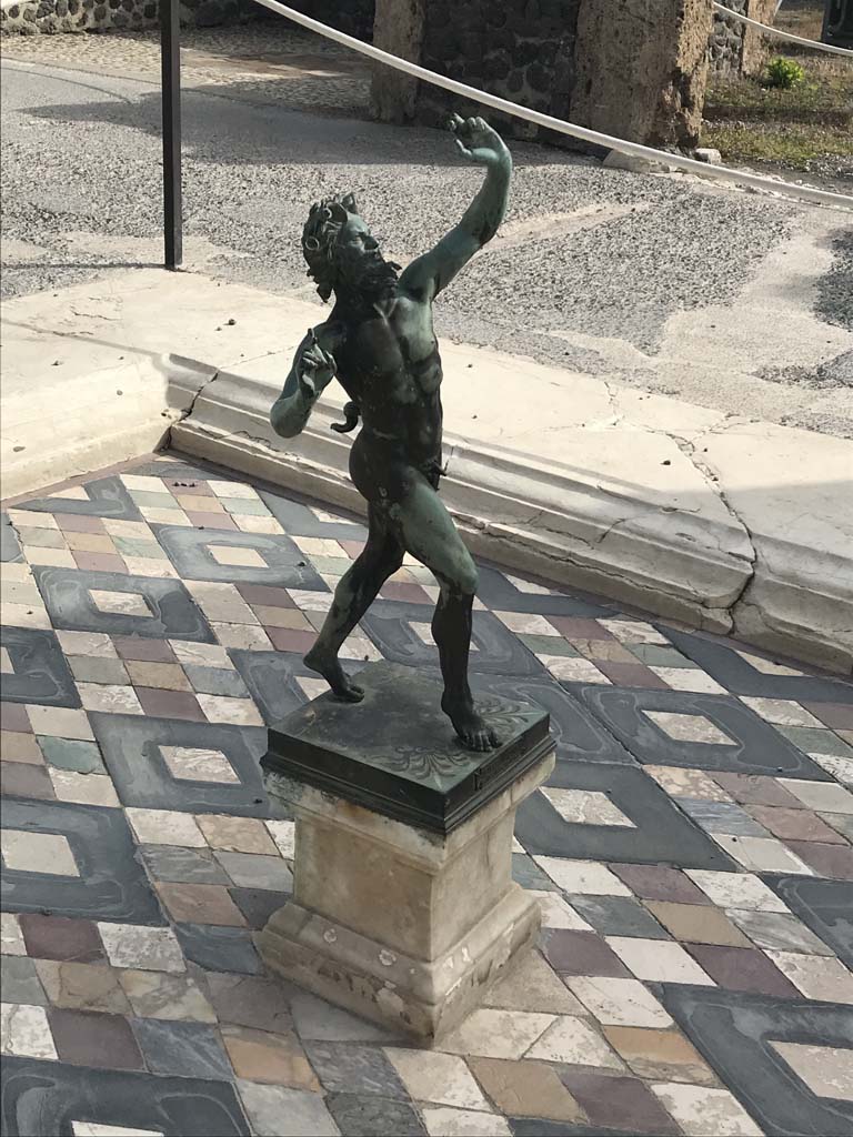 VI.12.2, Pompeii. April 2019. Detail of reproduction dancing faun and impluvium in atrium.
Photo courtesy of Rick Bauer.