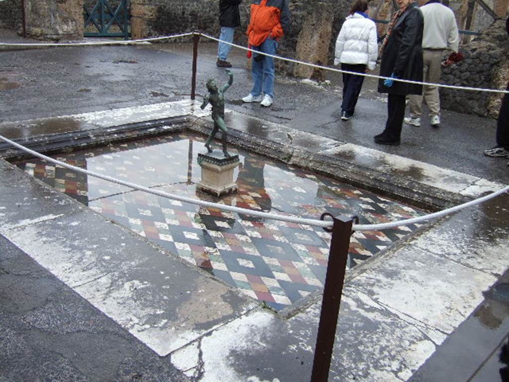 VI.12.2 Pompeii. December 2005. Atrium. Impluvium, with diamond pattern bottom and reproduction bronze statue of a Dancing Faun.