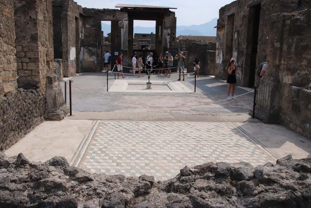 VI.12.2 Pompeii. September 2021. Looking south from tablinum 33, across atrium towards entrance. Photo courtesy of Klaus Heese.