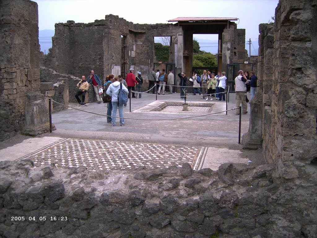 VI.12.2 Pompeii. April 2005. Looking south from tablinum towards the east side of atrium. Photo courtesy of Klaus Heese.